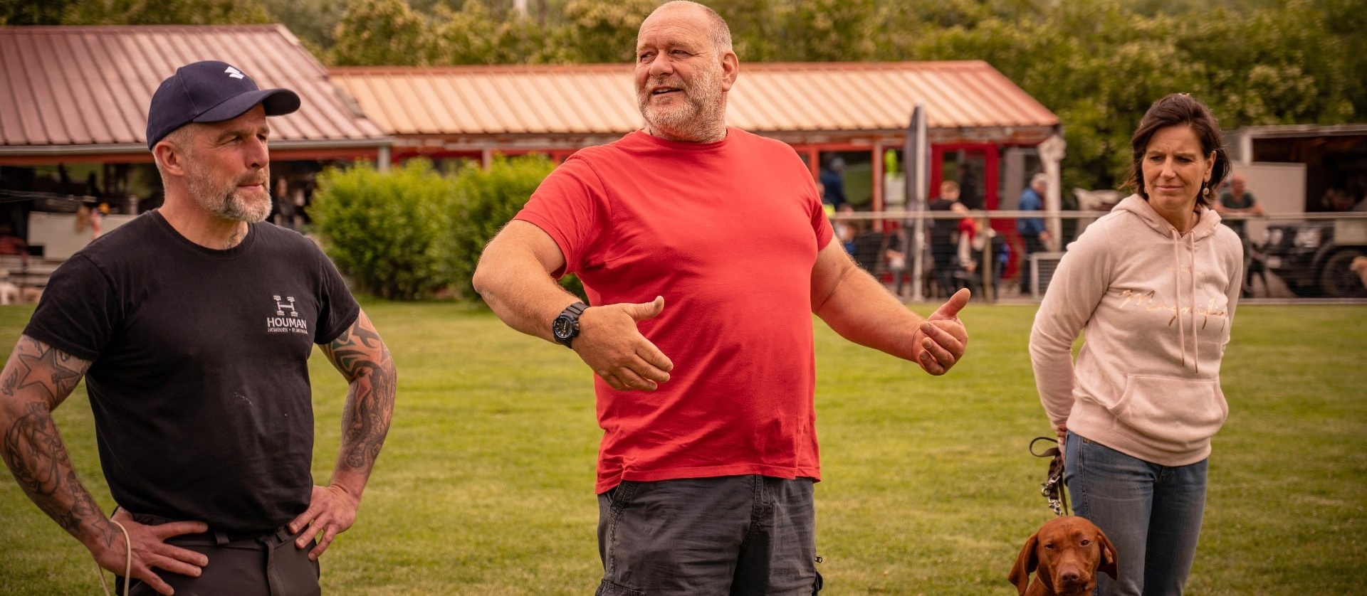 Stefaan geeft uitleg aan cursisten op het trainingsveld