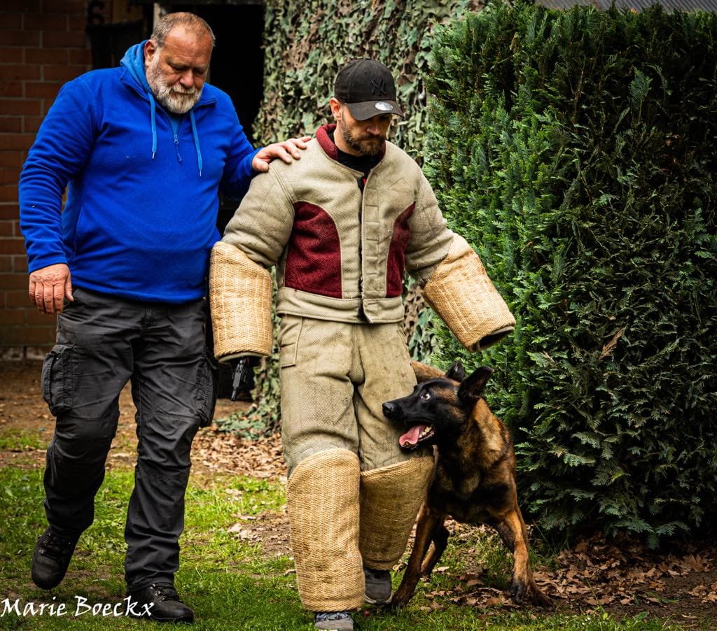 Stefaan met pakwerker en Ricky tijdens een oefening waak en verdediging