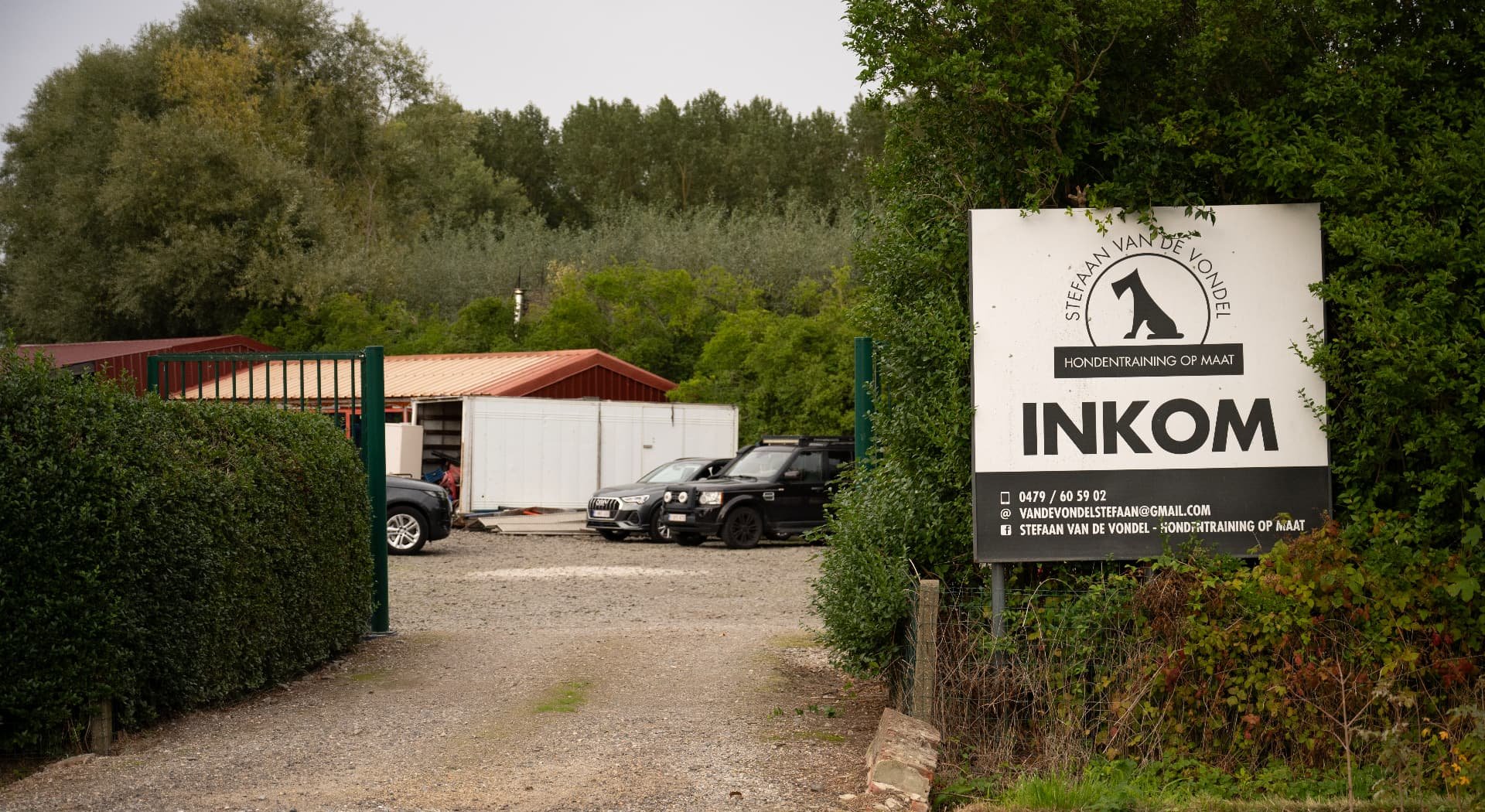 Inkom van de hondenschool aan de Zemstseweg in Hombeek