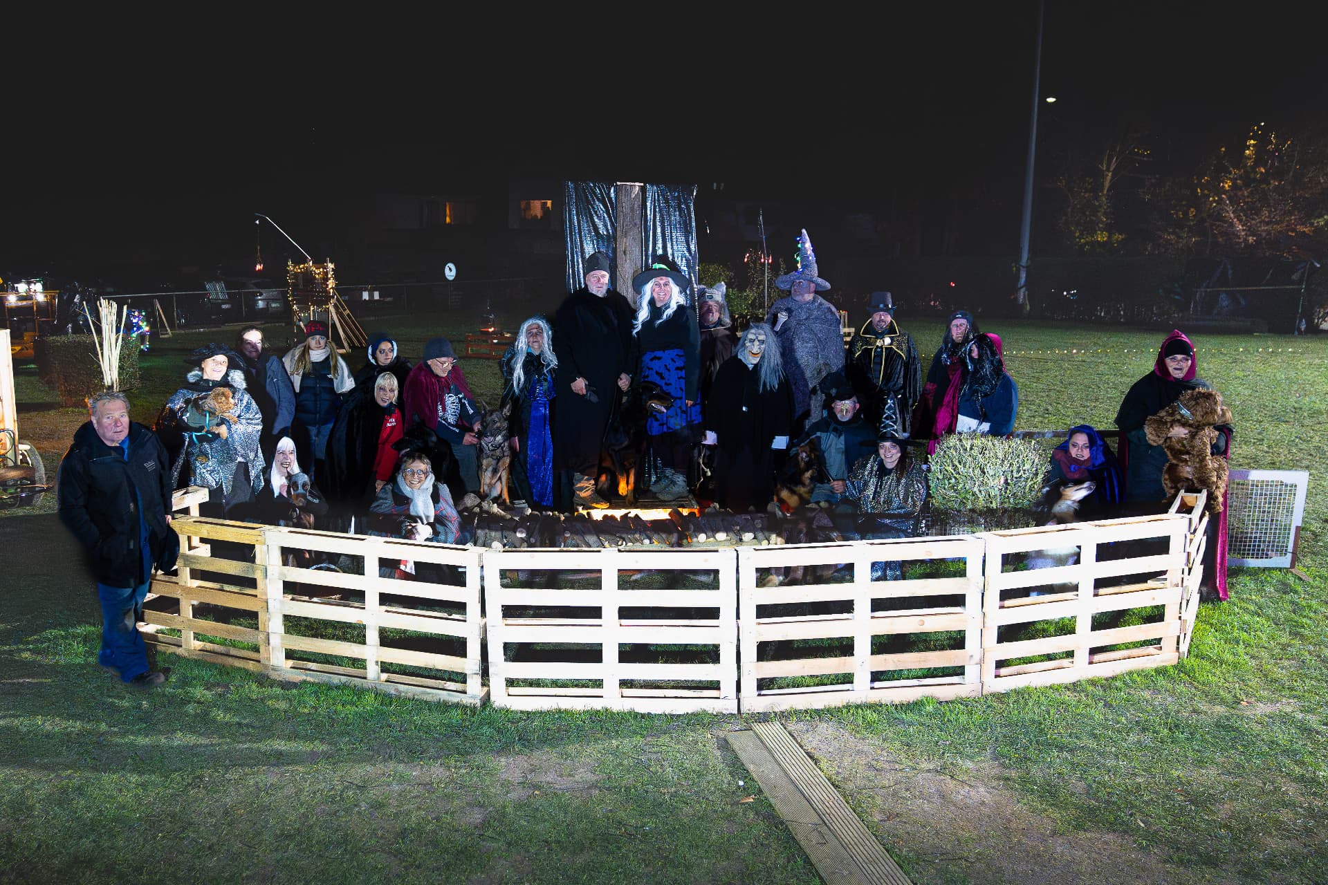 Groepsfoto rond het kampvuur tijdens de avondactiviteit